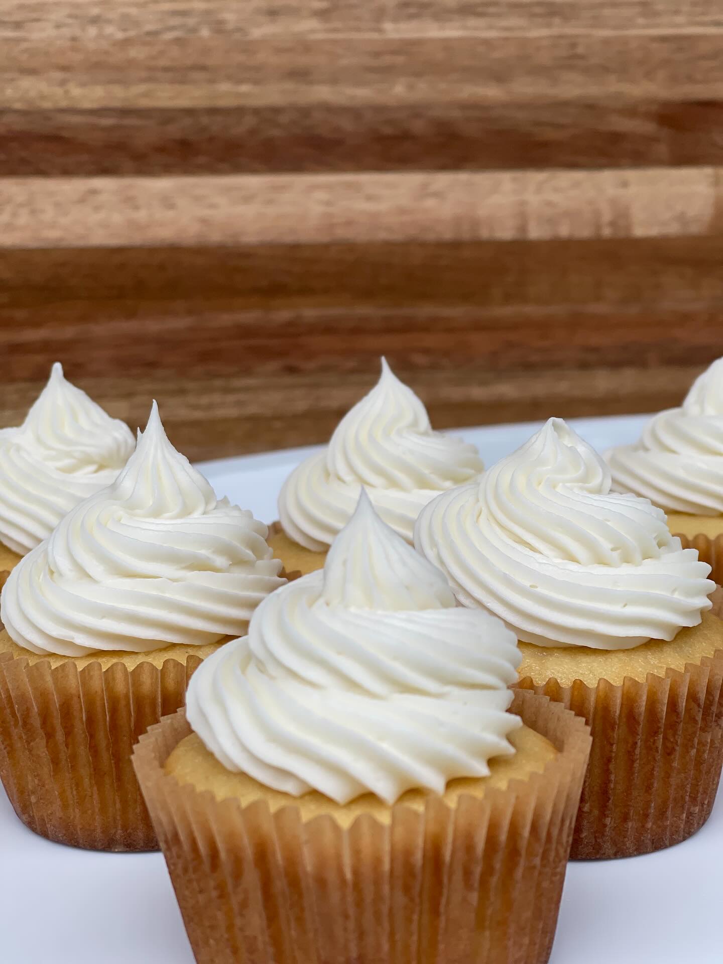 Vanilla Cupcakes with Vanilla Ganache Vanilla Cupcakes with Vanilla Ganache